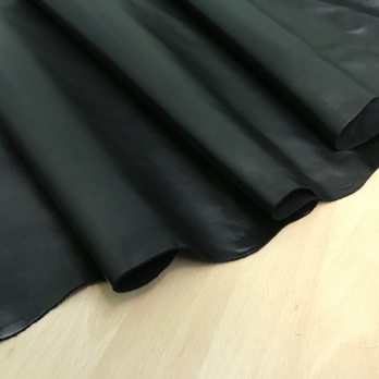 Одежная кожа в полукожах черная (1,0-1,2 мм) 3 сорт "03" фото 1