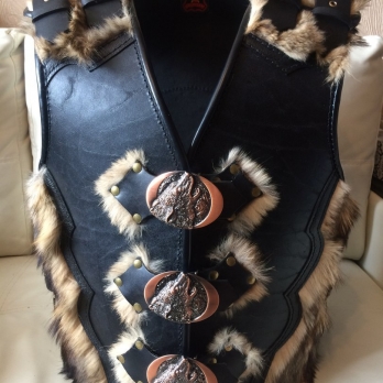 Кожаный байкерский жилет с мехом волка "Волколак" фото 1